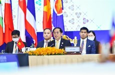 Le ministre des AE du Vietnam poursuit ses activités lors de l'AMM 55 et des conférences connexes