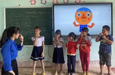 Un cours d'anglais pour les enfants de l'ethnie H'rê à Quang Ngai