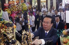 Le président Vo Van Thuong se rend au mémorial du président Ton Duc Thang