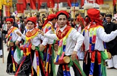 Fête du village de Trieu Khuc : des hommes se maquillent et dansent gracieusement "la putain se balance"