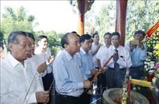 Le Premier ministre Nguyên Xuân Phuc rend hommage aux héros morts pour la Patrie à Quang Nam