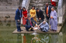 La fête des Tao Quân: L'ambassadeur des Etats-Unis au Vietnam relâche des carpes à Hanoï