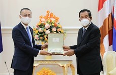 Le Premier ministre cambodgien reçoit l’ambassadeur sortant du Vietnam