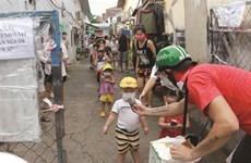 Un volontaire Français distribue des paniers-repas aux plus démunis