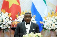 Le président de Sierra Leone termine avec succès sa visite officielle au Vietnam