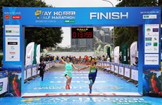 Près 3.000 coureurs en lice au Semi-marathon Tây Hô 2021 à Hanoi