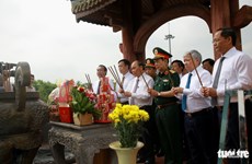 Le président Nguyen Xuan Phuc rend hommage aux héros morts pour la Patrie à Quang Tri