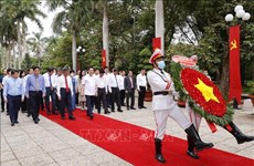 Le président de l’AN rend hommage au Président Hô Chi Minh et aux soldats morts pour la Patrie 