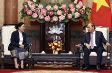 Le président vietnamien reçoit la présidente de la Cour populaire suprême du Laos