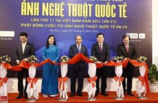 Le président assiste à la 11e exposition internationale de photos d’art au Vietnam