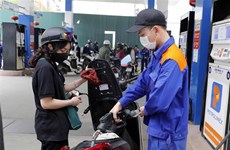 Les prix de l'essence et du pétrole réduisent de plus de 400 dôngs le litre