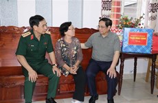 Le Premier ministre rend visite aux personnes méritantes à Cân Tho