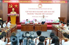 Des jeunes Vietnamiens d'outre-mer au village natal du Président Ho Chi Minh