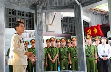 Une exposition rend hommage aux héros de guerre et aux martyrs de la prison de Hoa Lo