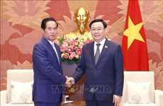 Des dirigeants reçoivent le gouverneur de Phnom Penh