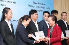 L’Association d’encouragement aux études du Vietnam remet 200 bourses aux étudiants lao