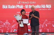 La chercheuse Nguyên Thi Thu Hoà s’enthousiasme pour les estampes populaires 
