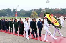 Des dirigeants rendent hommage au Président Hô Chi Minh