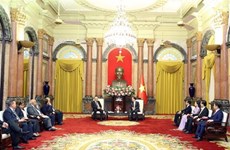 Le président Vo Van Thuong reçoit un haut responsable cubain