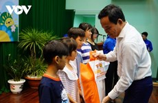 Le vice-Premier ministre Trân Luu Quang rend visite aux enfants démunis de Thu Duc