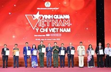 Gloire au Vietnam: mise à l’honneur des figures exemplaires du mouvement d’émulation patriotique