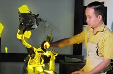 Un artiste vietnamien dédié aux sculptures de silhouettes