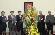 Des dirigeants de Hanoi reçoit le nouveau archevêque de l'archidiocèse de Hanoi