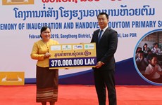 La compagnie d’assurance LAP offre une école primaire à un district laotien
