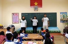Des volontaires israéliens se joignent à une activité d'enseignement à Lao Cai