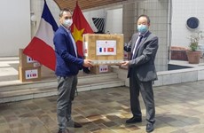 Le Vietnam offre des masques médicaux à des organisations et amis français