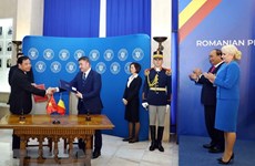 Conférence de presse entre les deux Premiers ministres du Vietnam et de la Roumanie