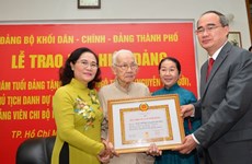 Remise de l'insigne des 85 ans de membre du Parti à l’épouse du secrétaire général Nguyen Van Linh