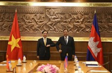 Le ministre vietnamien des AE rend une visite de courtoisie au PM cambodgien