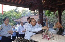 Le président Nguyen Xuan Phuc rendre hommage aux ancêtres légendaires des Vietnamiens