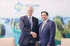 Le PM exhorte le soutien de Standard Chartered pour l'engagement du Vietnam en matière de changement climatique
