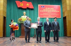 Le Laos remet une distinction honorifique à Thua Thien-Hue