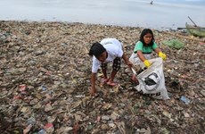 Indonésie: des centaines de personnes se rassemblent pour nettoyer la plage