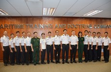 Le voilier 286/Le Quy Don échange avec des officiers de la Marine singapourienne