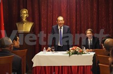 Le vice-Premier ministre Truong Hoa Binh rencontre des Vietnamiens en Bulgarie