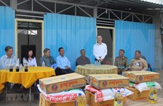 Des familles cambodgiennes d’origine vietnamienne reçoivent de nouvelles maisons