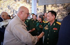Rencontre émotionnelle entre vétérans vietnamiens et américains sur le pont Ham Rông