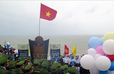 Cérémonie de salut au drapeau national et d’accueil des premiers touristes de 2021 à l’extrême-Est