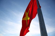 Cérémonie de lever du drapeau national au sommet de Thoi Loi sur l'île de Ly Son