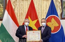 Les responsables de l'Association d'amitié Hongrie-Vietnam à l'honneur