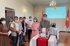 La communauté vietnamienne en Mongolie fait des dons pour soutenir la lutte contre le COVID-19