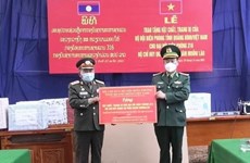 Les gardes-frontières de Quang Binh offrent des fournitures médicales à leurs homologues lao