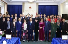 Le président Nguyen Xuan Phuc rencontre des compatriotes en Russie
