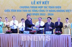 Vietnam Airlines et Kon Tum coopèrent pour promouvoir l'investissement et le tourisme