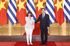 Le président de l'AN Vuong Dinh Hue rencontre la présidente grecque Katerina Sakellaropoulou