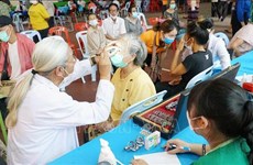 Les médecins vietnamiens offrent des médicaments aux Laotiens